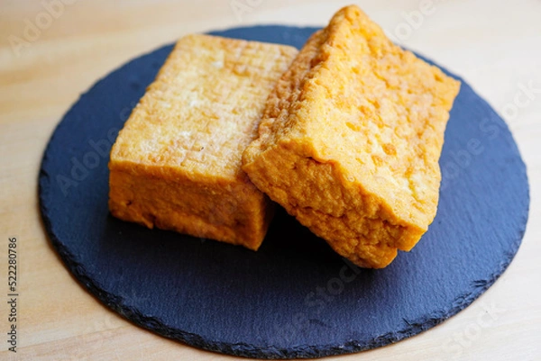 Fototapeta 木目調テーブルの上の厚揚げ