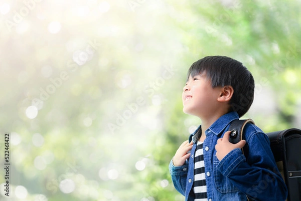 Fototapeta メインビジュアルにも！緑背景のランドセル男児