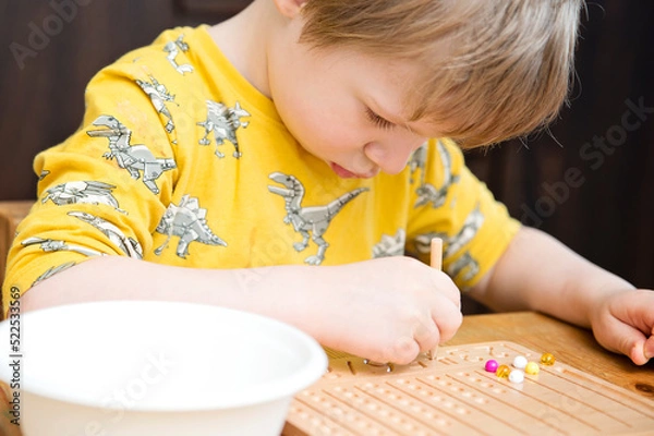 Obraz Montessori Beads Board. Learning to count and write numbers, prepare child for mental arithmetic, develop a sense of order, focus, coordination and accuracy.