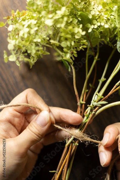 Fototapeta ドライフラワーを作る為にアナベルを刈り取りました！

ドライフラワーにする為にアナベルを刈り取りました。 約１ヶ月ほど庭で綺麗に咲いてました。 来年新しく咲くまでドライフラワーで楽しみます。