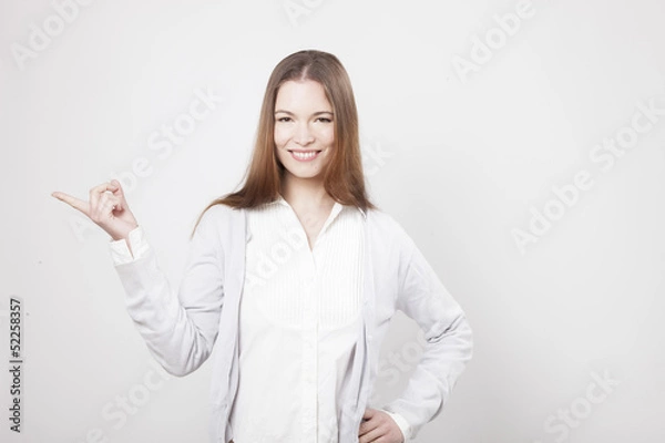 Fototapeta Femme pointant du doigt