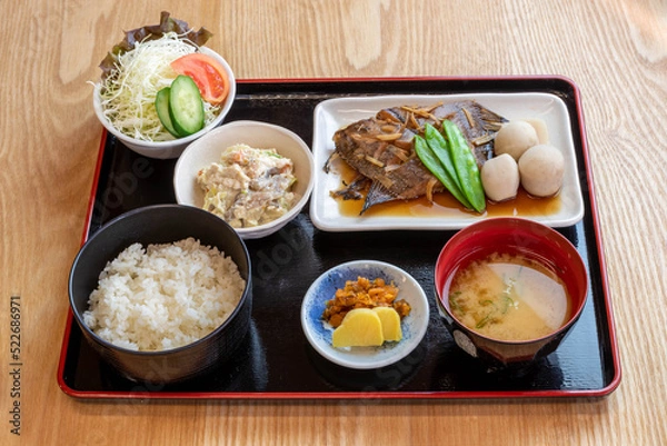 Obraz 和食レストランで提供されるカレイの煮付け定食、ふっくらと炊き上げた白米とお味噌汁に小鉢を添えた健康的な和朝食セット