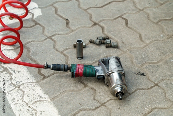 Obraz Pneumatic tool for tightening nuts.