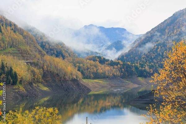 Fototapeta 朝露の紅葉した層雲峡と大雪ダム「秋の北海道」
