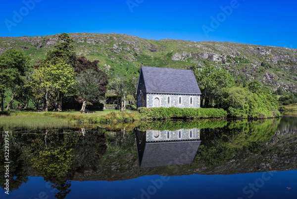 Fototapeta Gougane Barra is a scenic valley and heritage site in the Shehy Mountains of County Cork, Ireland. It is at the source of the River Lee and includes a lake with an oratory built on a small island.