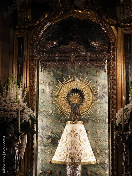 Obraz Virgin Mary and Jesus in Pilar Church in Saragossa in Spain - vertical