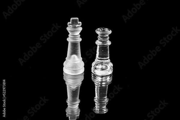 Obraz transparent king and queen on the black glass background, macro image. close-up, selective focus