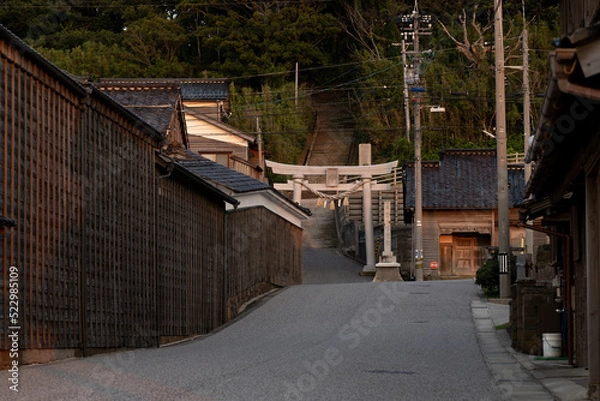 Fototapeta 夕暮れの能登半島輪島市門前町黒島の街並み　8月