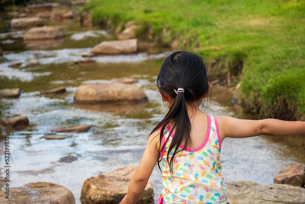 Fototapeta 千坊川砂防公園の小川で水遊びする女の子(山口県山口市秋穂)