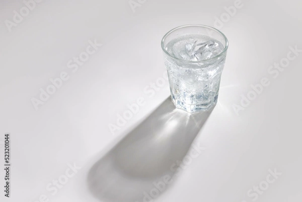 Obraz 白背景に透き通る炭酸水