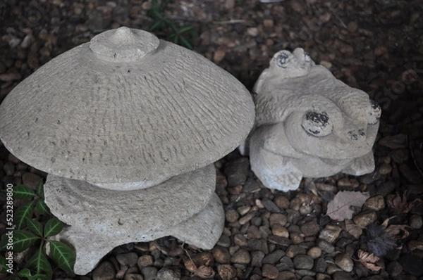 Obraz 大谷石の灯篭とカエルの置物