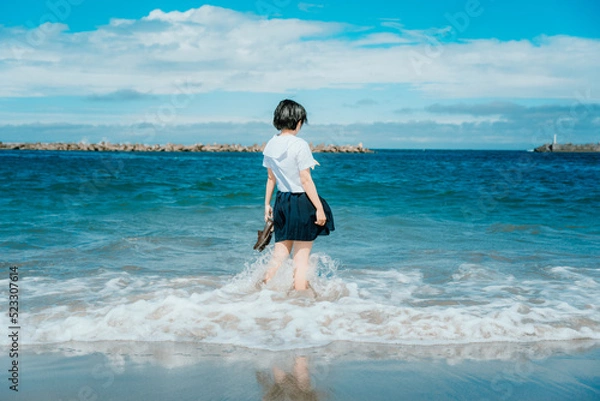 Obraz 制服で海に立つ女性