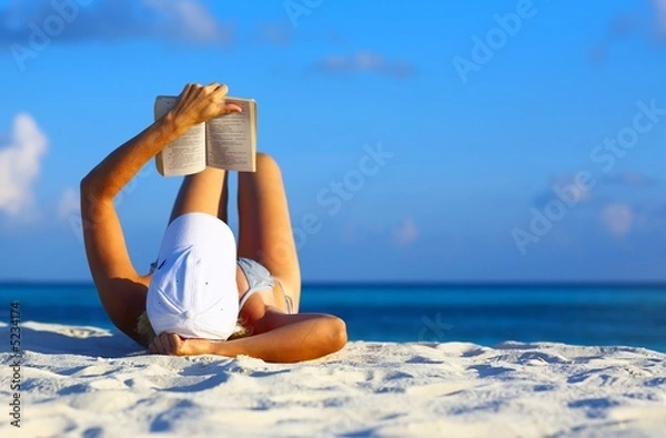 Obraz Młode kobiety odpoczywają na plaży Coral