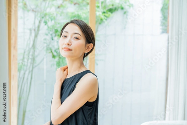 Fototapeta ワンピースを着た日本人女性