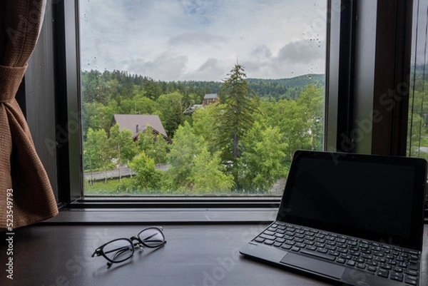 Obraz ワーケーション　イメージ　高原リゾートの窓辺で　remote working at highland resort