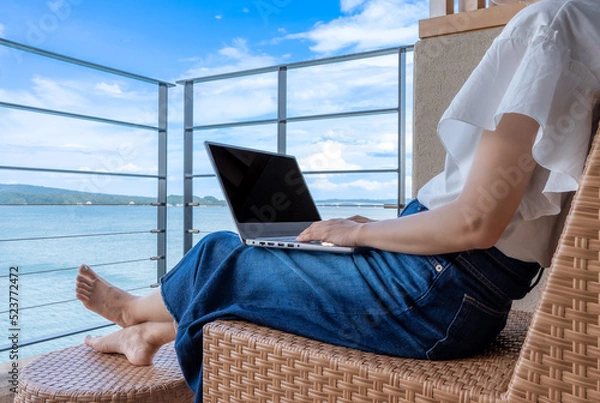 Obraz 旅先で仕事をする女性