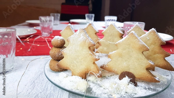 Obraz Christmas cookies in the form of Christmas trees decorated with powdered sugar on a round plate