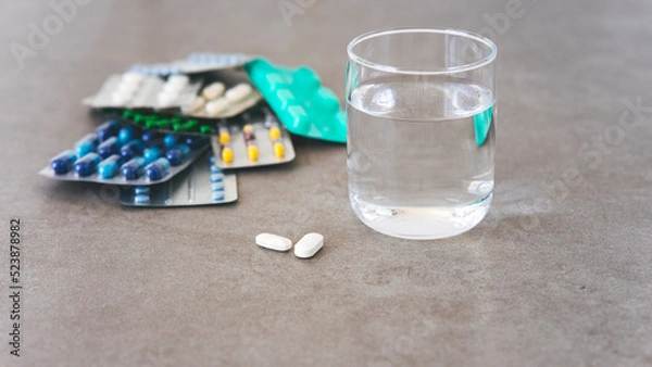 Obraz pills and glass