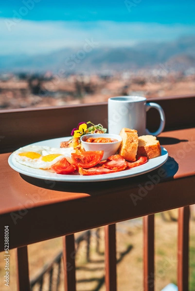 Obraz desayuno en ciudad y montañas 