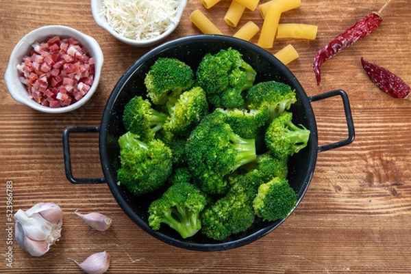 Obraz broccoli bolliti in tegame di metallo