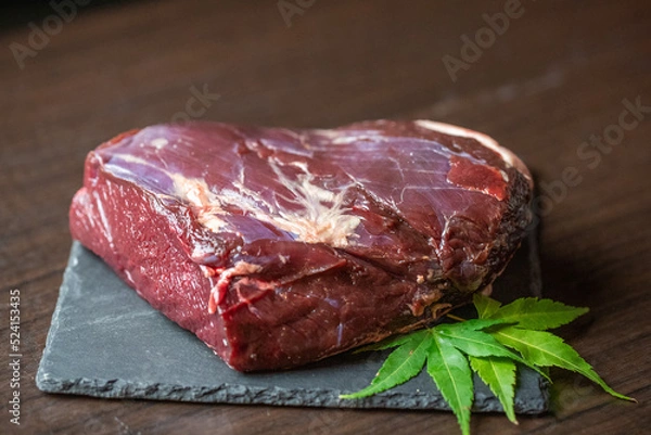 Obraz 和食レストランで提供される新鮮なジビエ料理用の最高級鹿肉ブロックと彩りを添える紅葉の葉。テキストを入れるスペースあり