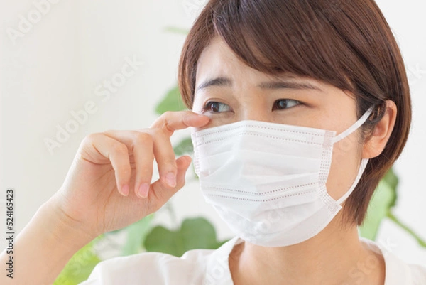 Fototapeta 花粉症で目がかゆい女性