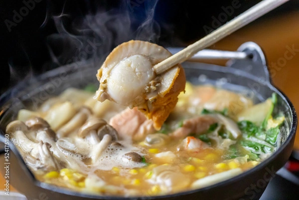Obraz 北海風海鮮味噌バター鍋を煮込む