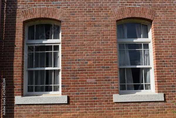Fototapeta 白い窓枠 赤レンガ壁