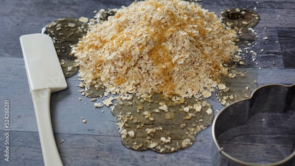 Obraz 蜂蜜がかかったオートミールとクッキングツールのヘラと型抜き