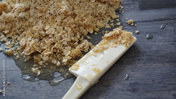 Obraz 蜂蜜がかかったオートミールとクッキングツールのヘラ
