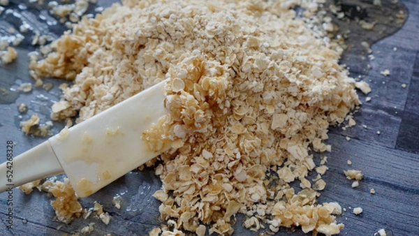 Obraz 蜂蜜がかかったオートミールとクッキングツールのヘラ