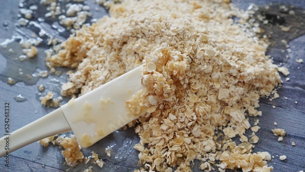 Obraz 蜂蜜がかかったオートミールとクッキングツールのヘラ