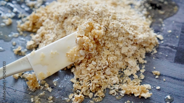 Obraz 蜂蜜がかかったオートミールとクッキングツールのヘラ