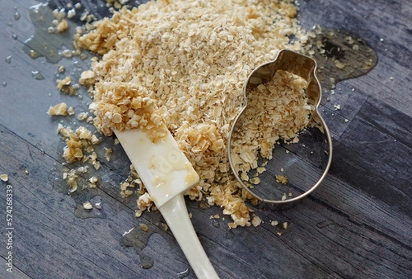 Obraz 蜂蜜がかかったオートミールとクッキングツールのヘラと型抜き