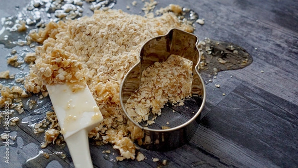 Obraz 蜂蜜がかかったオートミールとクッキングツールのヘラと型抜き