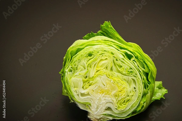 Fototapeta 新鮮な丸ごとのレタスを半分にカットして、断面をアップで撮った