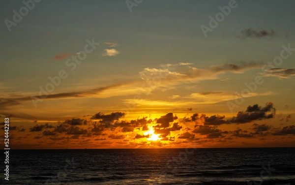 Fototapeta 
The atmosphere at sunset on the horizon is very beautiful. and a cloud is passing through Phuket, Thailand