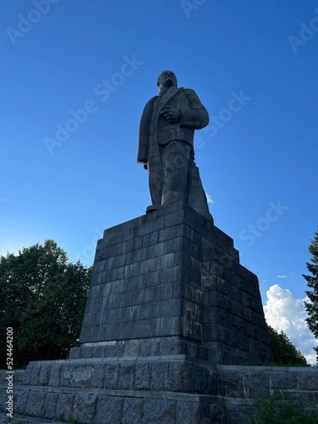 Obraz monument to Lenin in the city of Dubna in summer