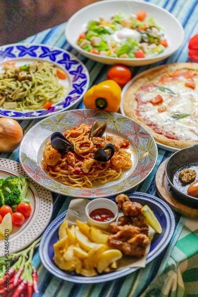 Fototapeta パスタとピザがメインのコース料理