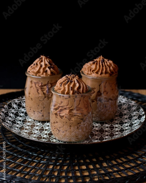 Fototapeta Mousse de chocolate servido en vaso. 