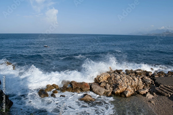 Fototapeta waves crashing on rocks