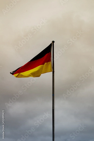 Fototapeta Deutsche Flagge allein im Wind