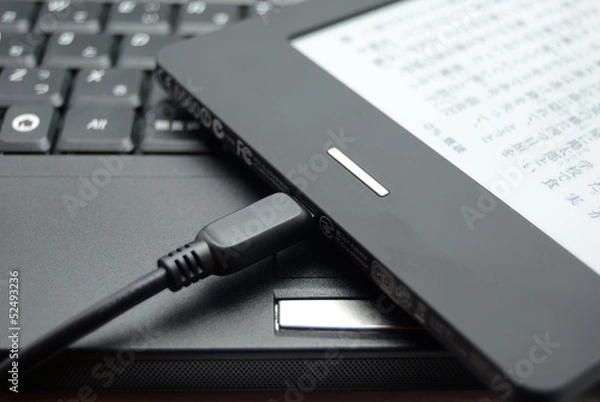 Obraz 電子ブックリーダーとノートパソコン