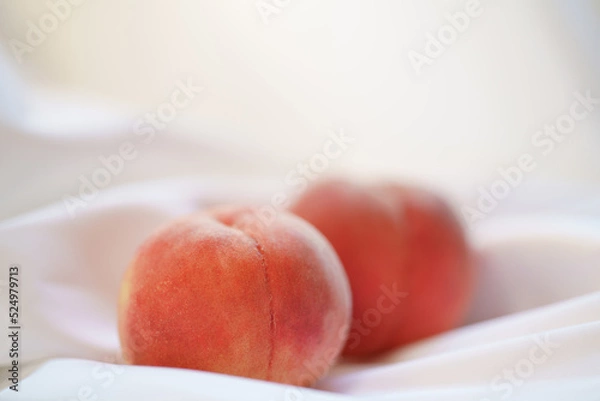 Fototapeta 白布の上の美味しそうな桃
