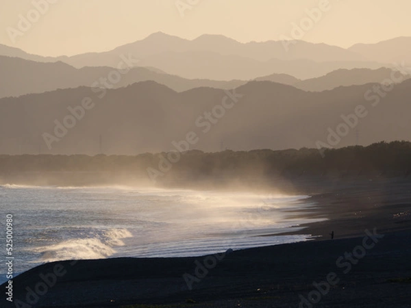 Fototapeta 波しぶきが立ち込める七里御浜と釣り人【三重県】