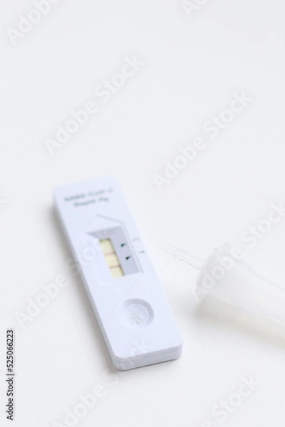 Obraz 抗原検査キッド　陰性・陽性　濃厚接触者の新型コロナ検査