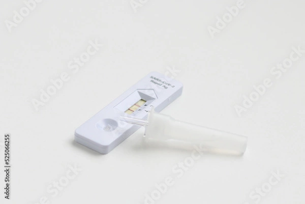 Obraz 抗原検査キッド　陰性・陽性　濃厚接触者の新型コロナ検査