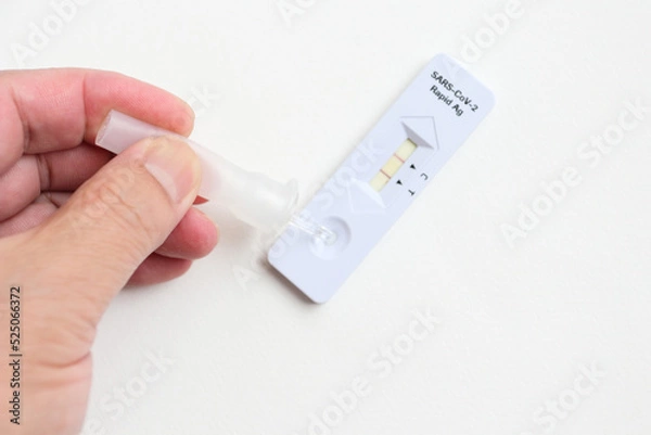 Obraz 抗原検査キッド　陰性・陽性　濃厚接触者の新型コロナ検査