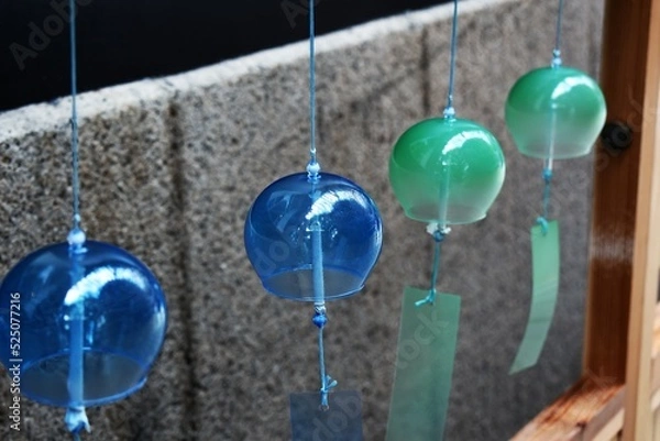 Obraz 滋賀県、長浜、黒壁スクエア、店先、玄関、風鈴、カラフル、アート、夏の風景、清涼感