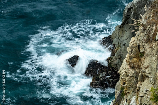 Fototapeta Waves Crash Below A Cliff In Big Sur